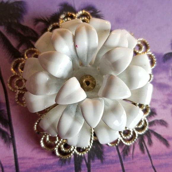 Vintage Jewelry - Relisted - vintage Sarah Coventry large white flower brooch